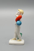 Статуэтка «Мальчик с шариками» (На парад), скульптор Столбова Г. С., серия «Счастливое детство», ЛФЗ, 1950-60 гг.