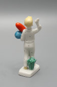 Статуэтка «Мальчик с шариками» (На парад), скульптор Столбова Г. С., серия «Счастливое детство», ЛФЗ, 1950-60 гг.