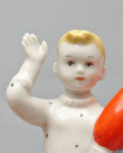 Статуэтка «Мальчик с шариками» (На парад), скульптор Столбова Г. С., серия «Счастливое детство», ЛФЗ, 1950-60 гг.