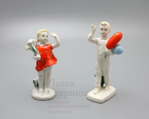 На парад: девочка с цветами и мальчик с шариками, скульптор Столбова Г. С., серия Счастливое детство, ЛФЗ