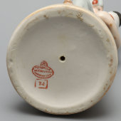 Статуэтка «Испанский солдат с ребенком», скульптор Марчук Р. А., Городницкий фарфоровый завод, 1930-е