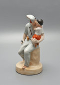 Статуэтка «Испанский солдат с ребенком», скульптор Марчук Р. А., Городницкий фарфоровый завод, 1930-е