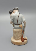 Статуэтка «Испанский солдат с ребенком», скульптор Марчук Р. А., Городницкий фарфоровый завод, 1930-е