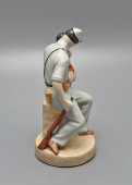 Статуэтка «Испанский солдат с ребенком», скульптор Марчук Р. А., Городницкий фарфоровый завод, 1930-е