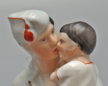 Статуэтка «Испанский солдат с ребенком», скульптор Марчук Р. А., Городницкий фарфоровый завод, 1930-е