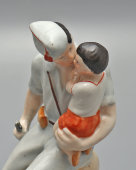 Статуэтка «Испанский солдат с ребенком», скульптор Марчук Р. А., Городницкий фарфоровый завод, 1930-е