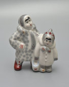 Статуэтка «Подружки» из композиции «Зимний дворик», скульптор Албул В. В., художник Албул Н. А., фарфор, Полонский ЗХК, 1980-е