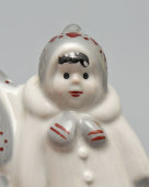 Статуэтка «Подружки» из композиции «Зимний дворик», скульптор Албул В. В., художник Албул Н. А., фарфор, Полонский ЗХК, 1980-е