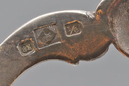 Старинный набор в барочном стиле для сбора крошек, состоящий из совка и щетки, тихий дворецкий, металл, серебрение, WMF, Германия, 1900-е