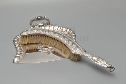 Старинный набор в барочном стиле для сбора крошек, состоящий из совка и щетки, тихий дворецкий, металл, серебрение, WMF, Германия, 1900-е