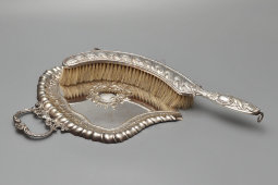 Старинный набор в барочном стиле для сбора крошек, состоящий из совка и щетки, тихий дворецкий, металл, серебрение, WMF, Германия, 1900-е