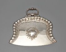 Старинный набор в барочном стиле для сбора крошек, состоящий из совка и щетки, тихий дворецкий, металл, серебрение, WMF, Германия, 1900-е