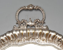 Старинный набор в барочном стиле для сбора крошек, состоящий из совка и щетки, тихий дворецкий, металл, серебрение, WMF, Германия, 1900-е