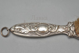 Старинный набор в барочном стиле для сбора крошек, состоящий из совка и щетки, тихий дворецкий, металл, серебрение, WMF, Германия, 1900-е