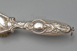 Старинный набор в барочном стиле для сбора крошек, состоящий из совка и щетки, тихий дворецкий, металл, серебрение, WMF, Германия, 1900-е