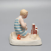 Статуэтка «Девочка с кубиками», скульптор Трипольская Е. Р., бисквит, роспись, Вербилки, 1930-31 гг.