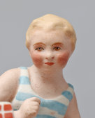 Статуэтка «Девочка с кубиками», скульптор Трипольская Е. Р., бисквит, роспись, Вербилки, 1930-31 гг.