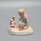 Статуэтка «Девочка с кубиками», скульптор Трипольская Е. Р., бисквит, роспись, Вербилки, 1930-31 гг.