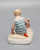 Статуэтка «Девочка с кубиками», скульптор Трипольская Е. Р., бисквит, роспись, Вербилки, 1930-31 гг.
