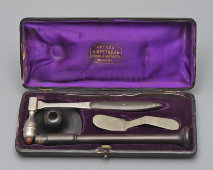 Старинный набор медицинских диагностических инструментов в футляре, фирма «В. Претцель, преемник Карл Борхарт», Москва, до 1917 г.