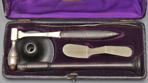 Старинный набор медицинских диагностических инструментов в футляре, фирма «В. Претцель, преемник Карл Борхарт», Москва, до 1917 г.