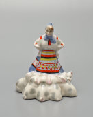 Статуэтка, миниатюра «Свинарка» из серии «Наши будни», скульптор Трегубова В. М., фарфор, Коростень, 1955-62 гг.