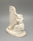 Статуэтка «Арфистка», скульптор Дмитриева Н., Первомайский фарфоровый завод, Песочное, 1949 г.