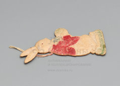 Старая подвесная ёлочная игрушка «Зайчик с мячом», советский картонаж, кон. 1930-х