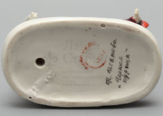 Скульптурная композиция «Черная курица» по мотивам повести В. Ф. Одоевского, скульптор Н. И. Исакова, Первомайский фарфоровый завод (Песочное), 1970-е