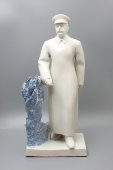 Агитационная скульптура советского периода «Сталин на прогулке», скульптор А. Г. Сотников, Дулево, фарфор