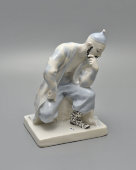 Статуэтка «Танцовщик П. А. Гусев в партии хана Гирея в балете «Бахчисарайский фонтан», скульптор Киселев А. А., фарфор,​ ЛЗФИ, 1950-60 гг.