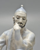 Статуэтка «Танцовщик П. А. Гусев в партии хана Гирея в балете «Бахчисарайский фонтан», скульптор Киселев А. А., фарфор,​ ЛЗФИ, 1950-60 гг.