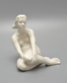 Авторская нетиражная статуэтка «Обнаженная, сидящая с поджатыми ногами», скульптор Баженова З. В., фарфор, СССР, 1961 г.