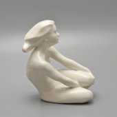 Авторская нетиражная статуэтка «Обнаженная, сидящая с поджатыми ногами», скульптор Баженова З. В., фарфор, СССР, 1961 г.