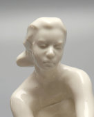 Авторская нетиражная статуэтка «Обнаженная, сидящая с поджатыми ногами», скульптор Баженова З. В., фарфор, СССР, 1961 г.