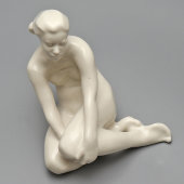 Авторская нетиражная статуэтка «Обнаженная, сидящая с поджатыми ногами», скульптор Баженова З. В., фарфор, СССР, 1961 г.