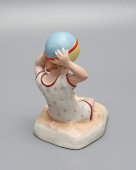 Статуэтка «Девочка с мячом», скульптор Трипольская Е. Р., бисквит, роспись, Вербилки, 1930-31 гг.