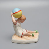 Статуэтка «Девочка с мячом», скульптор Трипольская Е. Р., бисквит, роспись, Вербилки, 1930-31 гг.