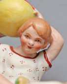 Статуэтка «Девочка с мячом», скульптор Трипольская Е. Р., бисквит, роспись, Вербилки, 1930-31 гг.