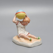 Статуэтка «Девочка с мячом», скульптор Трипольская Е. Р., бисквит, роспись, Вербилки, 1930-31 гг.