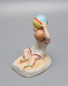 Статуэтка «Девочка с мячом», скульптор Трипольская Е. Р., бисквит, роспись, Вербилки, 1930-31 гг.