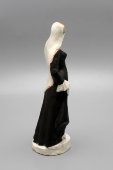 Довоенная фарфоровая статуэтка «Девушка в черном», скульптор Замятина Н. А. (?), Дулево, кон. 1930-х