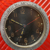 Часы танковые в красном пластмассовом корпусе, СССР, 1958 г.