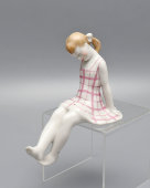 Статуэтка «Шалунья над ручьем», скульптор Малышева Н. А., фарфор Дулево, 1965 г.