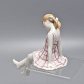 Статуэтка «Шалунья над ручьем», скульптор Малышева Н. А., фарфор Дулево, 1965 г.