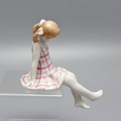 Статуэтка «Шалунья над ручьем», скульптор Малышева Н. А., фарфор Дулево, 1965 г.