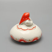 Пудреница с крышкой, шкатулка «Матрёшка», авторы Дегтярев А. В., Сморгон Л. Н., фарфор, ЛЗФИ, 1956-67 гг.