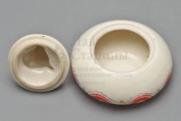 Пудреница с крышкой, шкатулка «Матрёшка», авторы Дегтярев А. В., Сморгон Л. Н., фарфор, ЛЗФИ, 1956-67 гг.