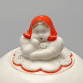 Пудреница с крышкой, шкатулка «Матрёшка», авторы Дегтярев А. В., Сморгон Л. Н., фарфор, ЛЗФИ, 1956-67 гг.