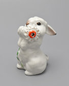 Статуэтка «Заяц с цветком», скульптор Чарушин Е. И., анималистика ЛФЗ, 1950-60 гг.